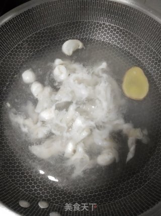 美容养颜胶原蛋白满满的娃娃菜焖鱼泡的做法步骤：2
