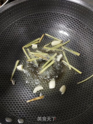 美容养颜胶原蛋白满满的娃娃菜焖鱼泡的做法步骤：3