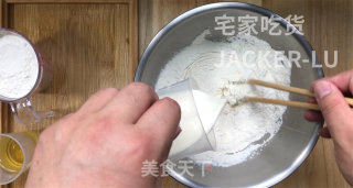香酥芝麻饼，外酥里软层次分明，一口下去满嘴飘香，满满的童年味道。的做法步骤：1