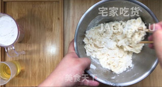 香酥芝麻饼，外酥里软层次分明，一口下去满嘴飘香，满满的童年味道。的做法步骤：2