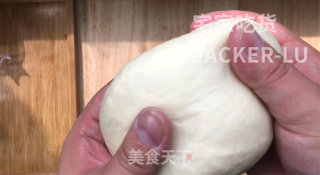 香酥芝麻饼，外酥里软层次分明，一口下去满嘴飘香，满满的童年味道。的做法步骤：3