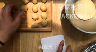 香酥芝麻饼，外酥里软层次分明，一口下去满嘴飘香，满满的童年味道。的做法步骤：7