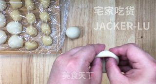香酥芝麻饼，外酥里软层次分明，一口下去满嘴飘香，满满的童年味道。的做法步骤：9
