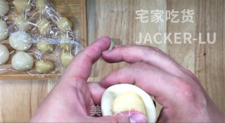 香酥芝麻饼，外酥里软层次分明，一口下去满嘴飘香，满满的童年味道。的做法步骤：10