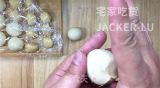 香酥芝麻饼，外酥里软层次分明，一口下去满嘴飘香，满满的童年味道。的做法步骤：11