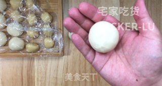 香酥芝麻饼，外酥里软层次分明，一口下去满嘴飘香，满满的童年味道。的做法步骤：12