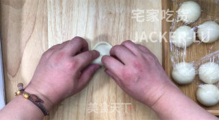 香酥芝麻饼，外酥里软层次分明，一口下去满嘴飘香，满满的童年味道。的做法步骤：14