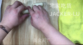 香酥芝麻饼，外酥里软层次分明，一口下去满嘴飘香，满满的童年味道。的做法步骤：16