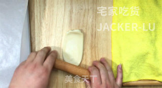 香酥芝麻饼，外酥里软层次分明，一口下去满嘴飘香，满满的童年味道。的做法步骤：17