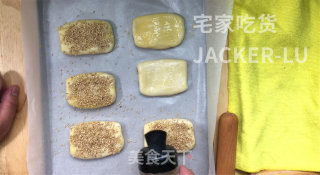 香酥芝麻饼，外酥里软层次分明，一口下去满嘴飘香，满满的童年味道。的做法步骤：22