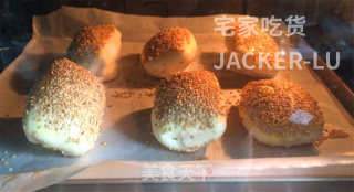 香酥芝麻饼，外酥里软层次分明，一口下去满嘴飘香，满满的童年味道。的做法步骤：23