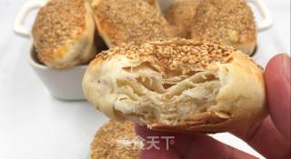 香酥芝麻饼，外酥里软层次分明，一口下去满嘴飘香，满满的童年味道。的做法步骤：25