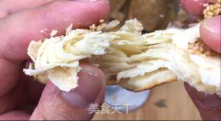 香酥芝麻饼，外酥里软层次分明，一口下去满嘴飘香，满满的童年味道。的做法步骤：26