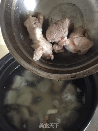 粉葛鲮鱼汤的做法步骤：7