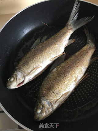 粉葛鲮鱼汤的做法步骤：8