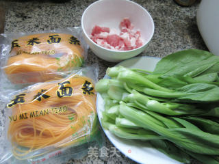 五花肉菜芯玉米面条的做法步骤：1