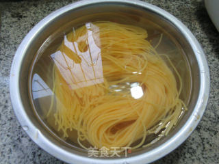 五花肉菜芯玉米面条的做法步骤：2