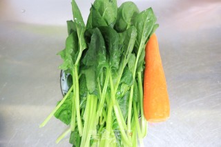 酸辣开胃的凉拌菠菜的做法步骤：1
