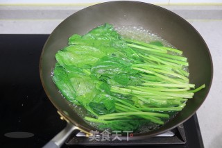 酸辣开胃的凉拌菠菜的做法步骤：2