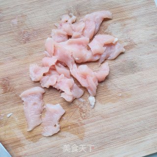 鸡胸肉炒黄瓜片的做法步骤：1
