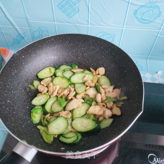 鸡胸肉炒黄瓜片的做法步骤：12