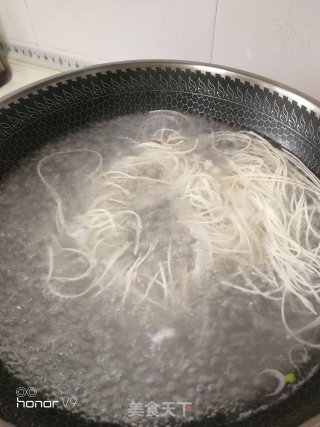 虫草花排骨汤面的做法步骤：3