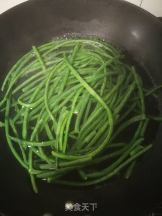 豇豆炒肉的做法步骤：2