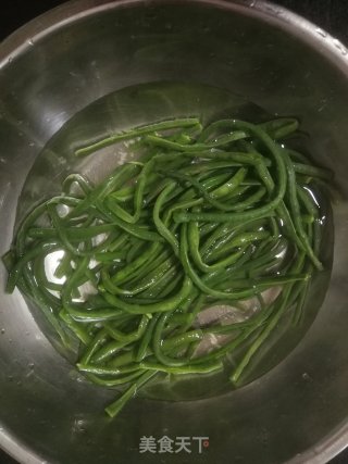 豇豆炒肉的做法步骤：3
