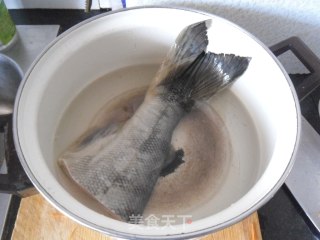 清蒸马哈鱼尾的做法步骤：2