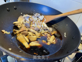 鲜菇鸡肉焖乌冬面的做法步骤：5