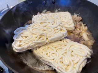 鲜菇鸡肉焖乌冬面的做法步骤：6