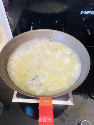 豆腐裙带菜鲫鱼汤的做法步骤：3