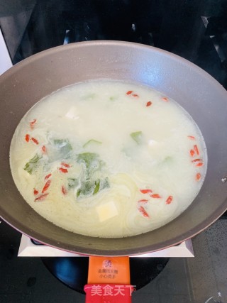 豆腐裙带菜鲫鱼汤的做法步骤：6