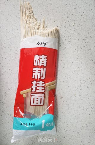 香辣炸酱面的做法步骤：1