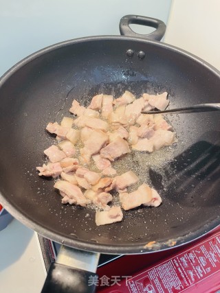 胡萝卜炒五花肉的做法步骤：1