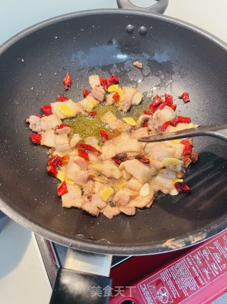 胡萝卜炒五花肉的做法步骤：2