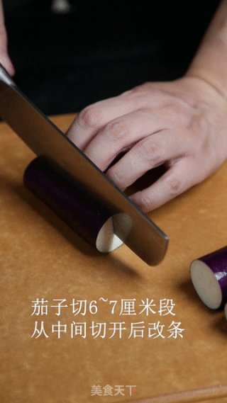 凉拌蒜泥茄子，不过油、不油炸的茄子还能这么好吃！做法简单10分钟就搞定，拿肉也不换的做法步骤：1