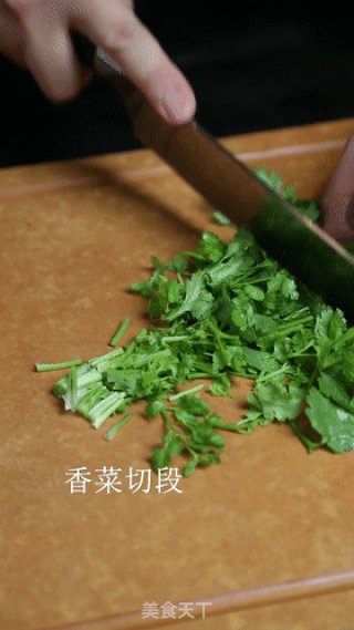 凉拌蒜泥茄子，不过油、不油炸的茄子还能这么好吃！做法简单10分钟就搞定，拿肉也不换的做法步骤：2