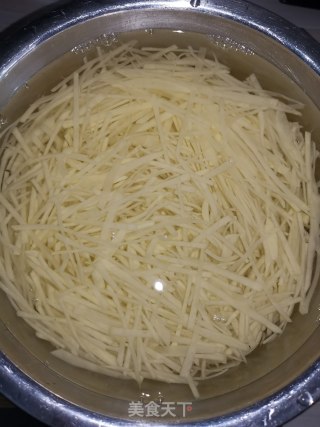 炝拌土豆丝的做法步骤：2