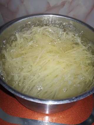 炝拌土豆丝的做法步骤：3