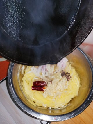 炝拌土豆丝的做法步骤：5