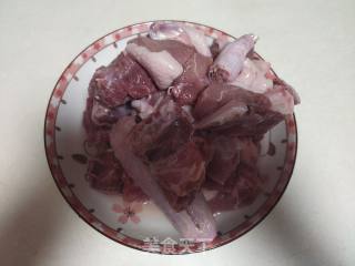 鸭肉焖土豆的做法步骤：1