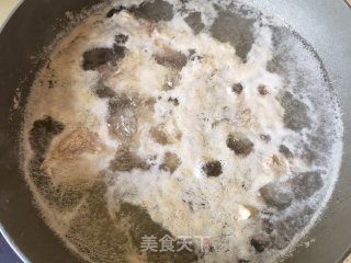 山药玉米排骨汤的做法步骤：3