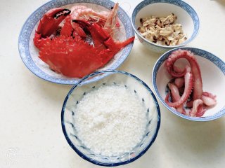 海鲜粥的做法步骤：1