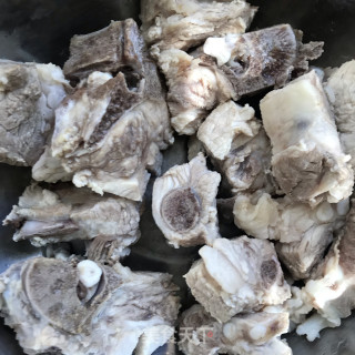 山药玉米排骨汤的做法步骤：1