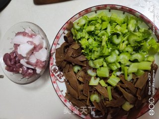 肉片炒芹菜干豆角的做法步骤：2