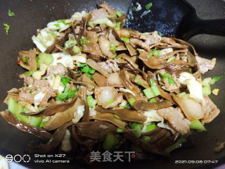 肉片炒芹菜干豆角的做法步骤：5