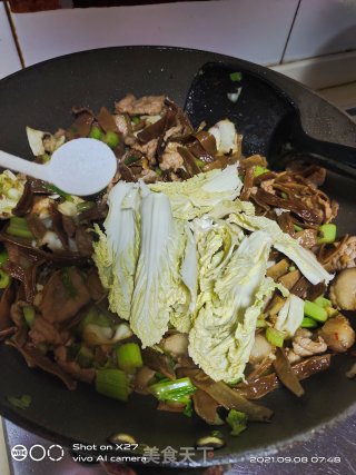 肉片炒芹菜干豆角的做法步骤：7