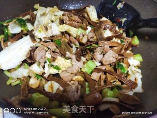 肉片炒芹菜干豆角的做法步骤：8