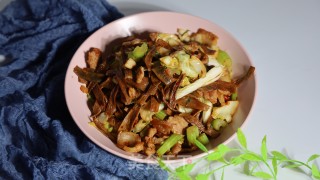 肉片炒芹菜干豆角的做法步骤：9